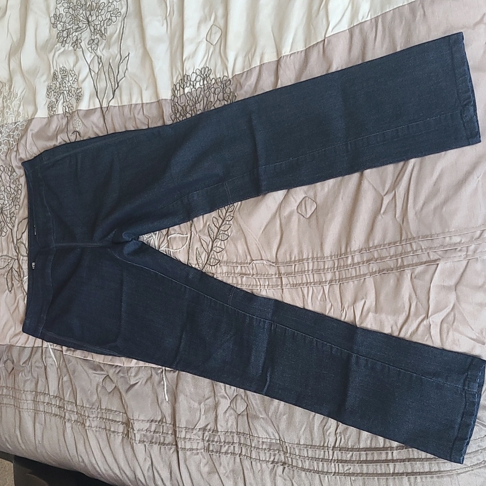 Liz Clayborne stretch slim leg jeans, size small.